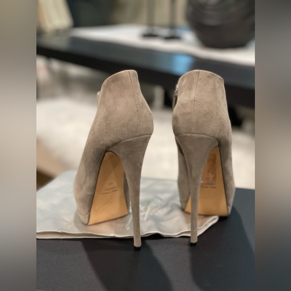 GIUSEPPE ZANOTTI Gray Suede Ankle Booties *Excellent condition!* - Picture 3 of 5